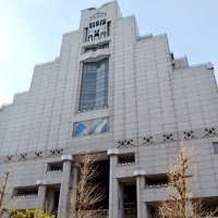 銀行建築を覆うように建つ千葉市美術館