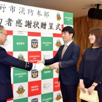 商業施設で子どもたちと食事中、隣の席の男性に異変…　肉がのどに詰まり窒息状態、教諭夫妻が的確な救命処置　「仕事柄、気にかけていた」「必死で講習思い出した」　習志野市消防本部が感謝状