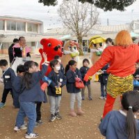 園庭に現れた鬼を退治するため落花生をまく園児ら＝３日、八街市立八街第一幼稚園