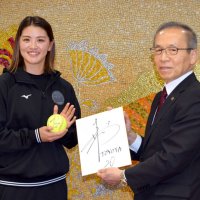 松戸市長に色紙やサインボールを贈る切石選手＝船橋市役所
