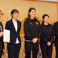 ソフトボール・切石選手　ロス五輪で金目指す　船橋市長へリーグ連覇報告