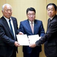 地域、空港の相互発展へ　芝山・多古町議会　ＮＡＡに決議書