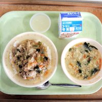 地元特産の矢切ネギを使った給食＝５日、松戸市