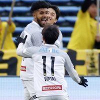 福岡―柏　後半、先制ゴールを決め喜ぶ柏・ジエゴ（左）＝ベススタ