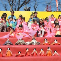 手作り衣装でひな壇に　子ども３０人愛らしい姿　流山　利根運河