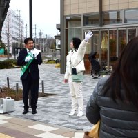 タワーマンションが立ち並ぶ地区で、地元選出の市議と共に演説する神谷氏（左）＝８日、千葉市美浜区
