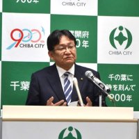 再選後初の記者会見で２期目の抱負を語る神谷市長＝１７日、千葉市役所
