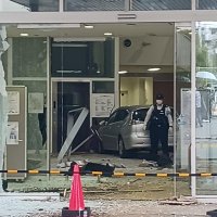 【速報・追記あり】千葉徳洲会病院に車突っ込む　来院者ら６人軽傷　運転の８０代ぐらい男性「踏み間違えた」　院内エレベーターにぶつかり停止　船橋　