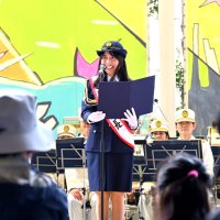 一日署長に任命されたモデルの西野あいりさん＝５日、千葉市美浜区