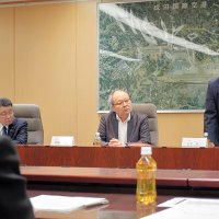 ＮＡＡの田村社長に機能強化実現に向けた思いを語る石井会長（右）＝成田市