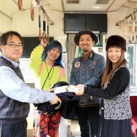 銚電、不要品を衣装に　犬吠駅前広場で披露　【ＳＤＧｓちば】