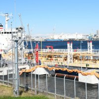 成田空港へ供給する燃料を受け入れる千葉港頭石油ターミナル＝千葉市美浜区