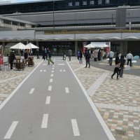 滑走路に見立てたデザインのポポパークの舗装