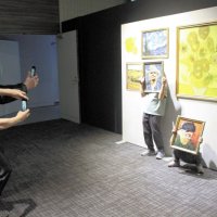 会場内で記念撮影を楽しむ来場者＝２６日、千葉市美浜区