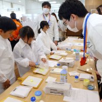 薬剤師体験をする子どもたち