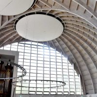 礼拝堂を見上げると、ドーム状の屋根を形作る集成材のアーチが見える