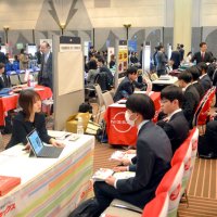 ３月に開かれた合同会社説明会には多くの学生が参加した＝千葉市美浜区の幕張メッセ