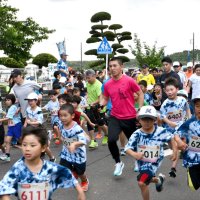 参加賞の藍染めＴシャツを着て元気よく走る子どもたち＝１８日、神崎町