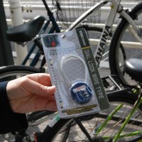 ヘルメットを自転車につなげるためのダイヤルロック。ヘルメットを着用・所持している学生に配った

