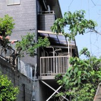 現場アパートの外観＝２０日午後４時ごろ
