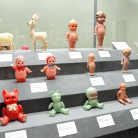セルロイド製のおもちゃ。動物やキューピー人形も展示されている＝東金市