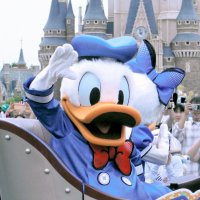 来園者に手を振るドナルドダック
