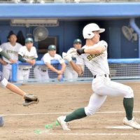 横浜―専大松戸　７回裏専大松戸１死二塁、土田が右越えに勝ち越し二塁打を放つ。捕手駒橋＝ノーブルホームスタジアム水戸