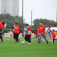 歩いてサッカーを楽しむ鈴木選手ら