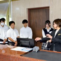 ゴルフ場のフロント業務について説明を受ける高校生