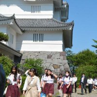 大多喜城を見学する大多喜高生と台湾の学生ら＝大多喜町