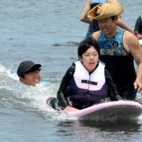 サーフィンを楽しむ参加者ら＝７日、いすみ市