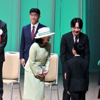「誓いの言葉」を述べた小学生に話しかける秋篠宮ご夫妻＝松戸市、森のホール２１