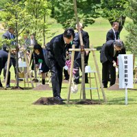 秋篠宮ご夫妻、松戸で植樹　みどりの愛護のつどい　「貴重な緑を守り、次世代に」