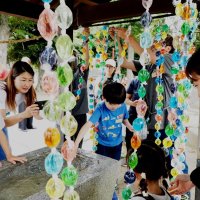 神社の手水舎に「彩水のれん」を飾り付けるワークショップの参加者＝袖ケ浦市
