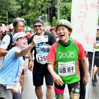 富里スイカロードレース大会のランナーと交流する山田さん（右）