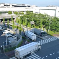 大型トラックが行き来する成田空港＝１６日、成田市