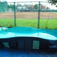 熱中症対策で、グラウンドの脇に体を冷やせるプールも用意＝１７日、千葉県内