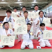 個人戦の優勝選手ら（実行委提供）