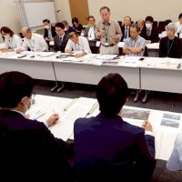 国の各省庁担当者に実態に即した対応を要望した白井市の住民ら＝５月２３日、東京都（長島さん提供）