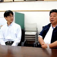 飲酒運転根絶などの施策について説明する県トラック協会の担当者ら＝千葉市美浜区新港の同協会事務所