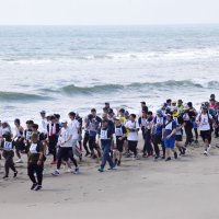 九十九里浜の波打ち際を進む大会参加者＝７日、白子町