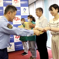 「手が震えていた」高齢女性の異変に気づき…　詐欺防いだ京葉銀行の行員２人に感謝状　千葉東署