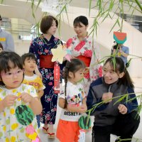 成田空港で七夕の飾り付けを楽しむ園児とＪＡＬグループ社員ら＝３日、成田市