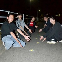 光る道楽しく歩いて　佐倉南高夜間部　健康探究、通学路にパネル