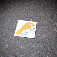 車のライトの反射で光る足跡形のパネル