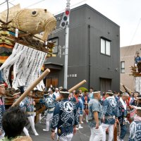 佐原の町並みを各町内の山車が練り歩き、町中が活気づいた＝１１日、香取市