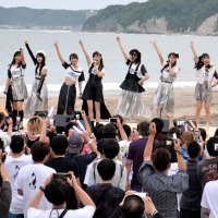 御宿で“リアル海開き”　１１人組アイドル「ホワスピ」　ライブ、催しでファン交流