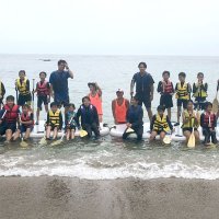 ＳＵＰ体験を満喫した市立豊浜小の全校児童（同校提供）