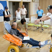 ビーチでもバリアフリーを　海開き控え講習会　勝浦・興津地区