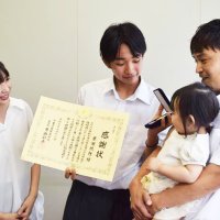 「怖かったけど行くしかない」　踏切内から女性救出　八千代東高２年　原田さんに千葉県警本部長感謝状